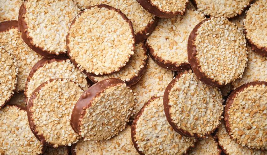 Biscuits meringués noisettes et chocolat au lait — vue 2