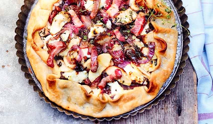 Tarte rustique au lard fum&eacute;, pommes et ch&egrave;vre