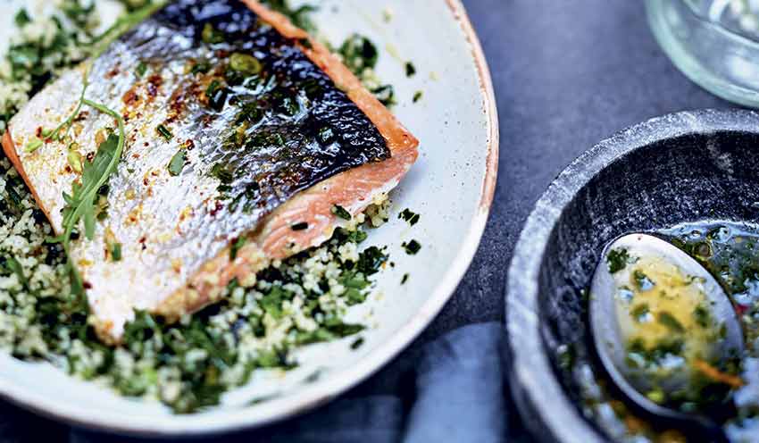 Saumon grill&eacute; semoule aux herbes et gremolata aux agrumes