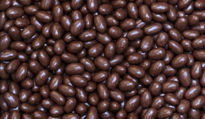 Amandes enrobées de chocolat au lait — vue 2