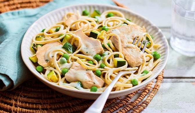 Emincés de dinde sauce au citron, linguine complète et légumes verts — vue 2
