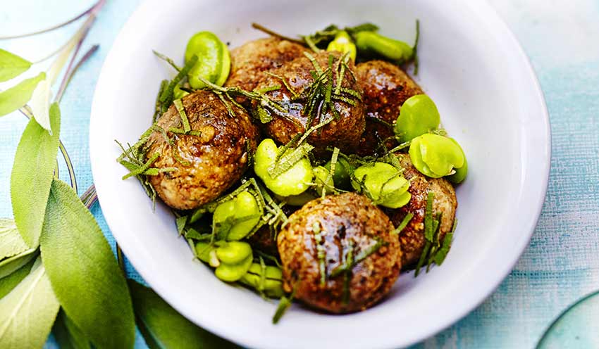 Boulettes de sarrasin aux herbes, f&egrave;ves au beurre de sauge