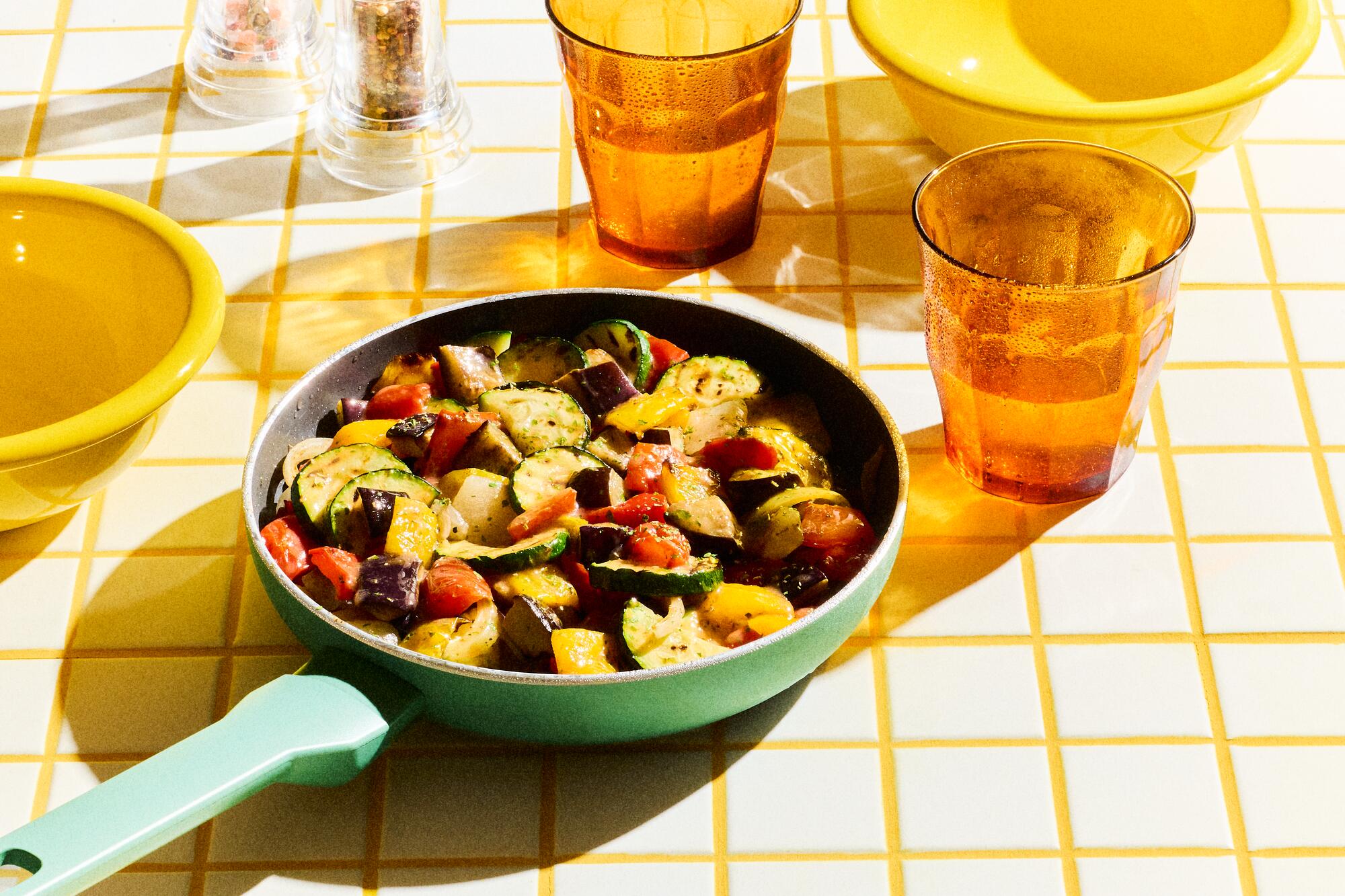 Poêlée de légumes grillés courgette, aubergine — vue 2