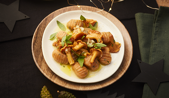Gnocchi de patate douce,girolles et huile de truffe