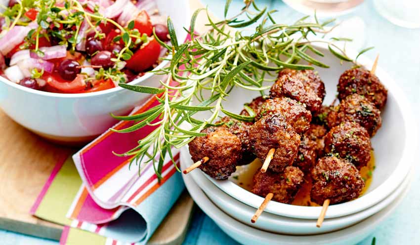 Brochettes de kefta &agrave; la menthe et salade de tomates aux oignons rouges