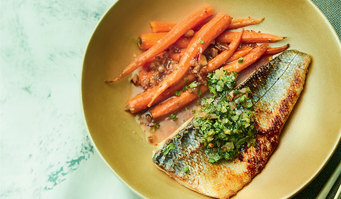 Filet de bar, sauce chimichurri et carottes glac&eacute;es