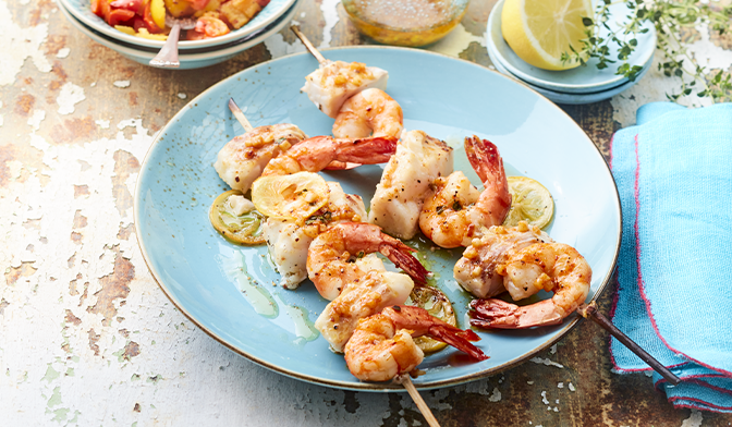 Brochettes de poisson et gambas