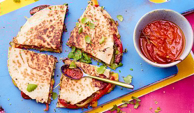 Quesadillas v&eacute;g&eacute;tariennes, salsa roja