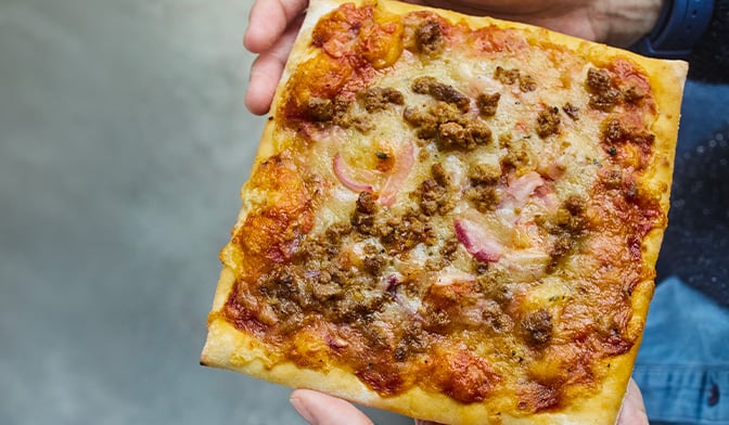 Pizza boeuf sauce tomate épicée — vue 2