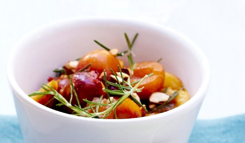 Mirabelles po&ecirc;l&eacute;es au miel, romarin et amandes caram&eacute;lis&eacute;es