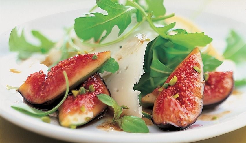 Salade de roquette aux figues et fromage de brebis