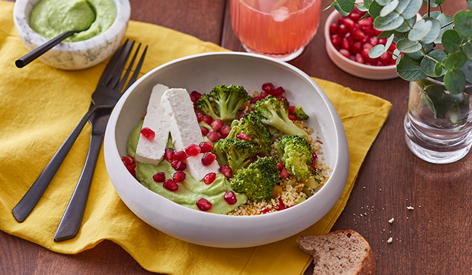 Salade de quinoa aux c&eacute;r&eacute;ales, cr&egrave;me de f&egrave;ve, brocolis r&ocirc;tis, feta, grenade
