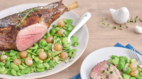 Gigot d'agneau au zaatar, sauce citron tahin&eacute;