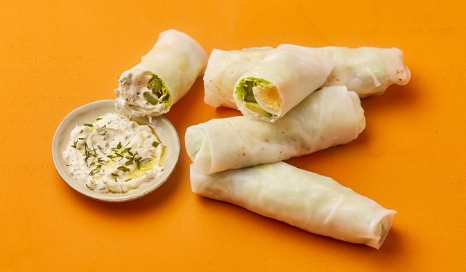 Rouleaux de printemps avocat, asperges, &oelig;uf, sauce yaourt aux herbes