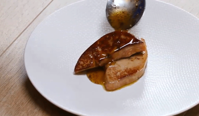Escalope de foie gras po&ecirc;l&eacute;e, armagnac flamb&eacute;