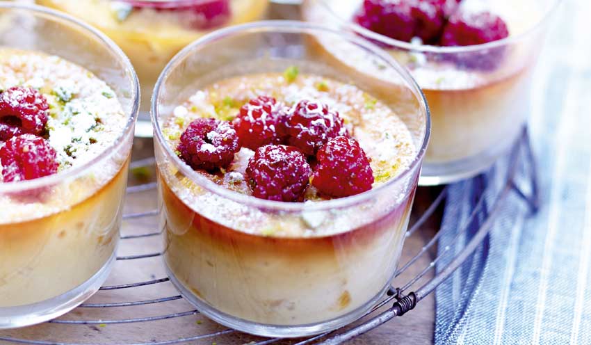 Petits pots de cr&egrave;me mangue-passion, framboises