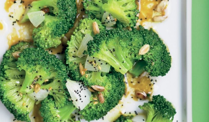 Salade ti&egrave;de de brocolis aux trois c&eacute;r&eacute;ales