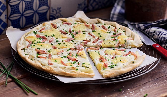 Tarte flambée, munster, jambon, oignon — vue 2