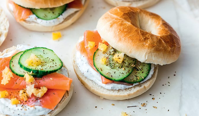 Bagel au labneh, saumon, concombre, citron confit et zaatar