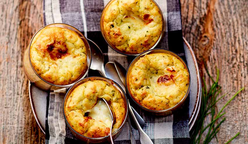 Souffl&eacute; de pomme de terre, c&oelig;ur fondant au fromage