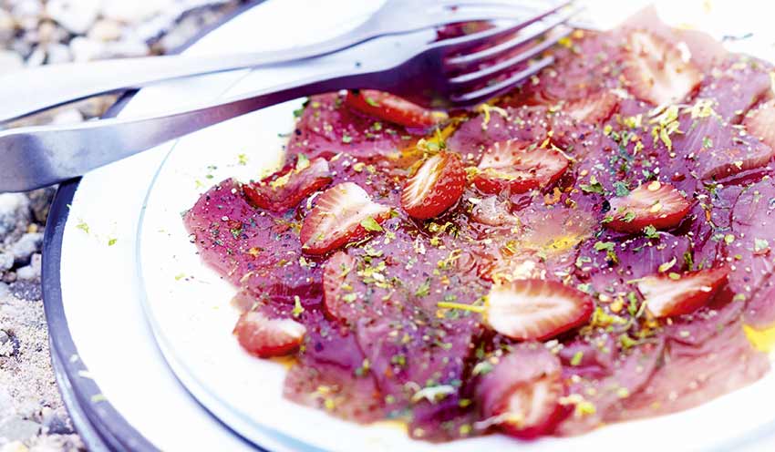 Carpaccio de bonite &agrave; la fraise