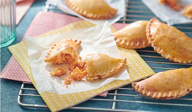 Petits empanadas de thon &agrave; la tomate