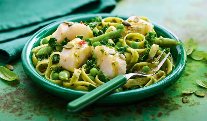 Dos de merlu sce chimichurri, légumes verts — vue 2