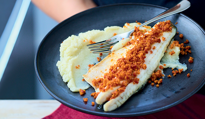 Filet de bar et son crumble de chorizo et parmesan, pur&eacute;e de chou-fleur