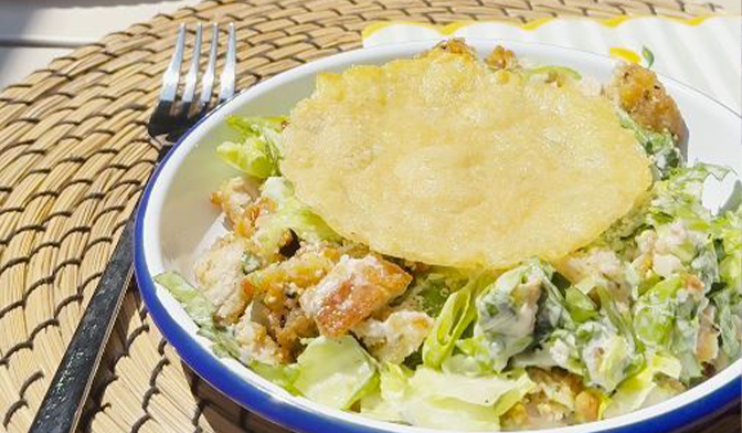 Salade C&eacute;sar et tuile de parmesan au airfryer