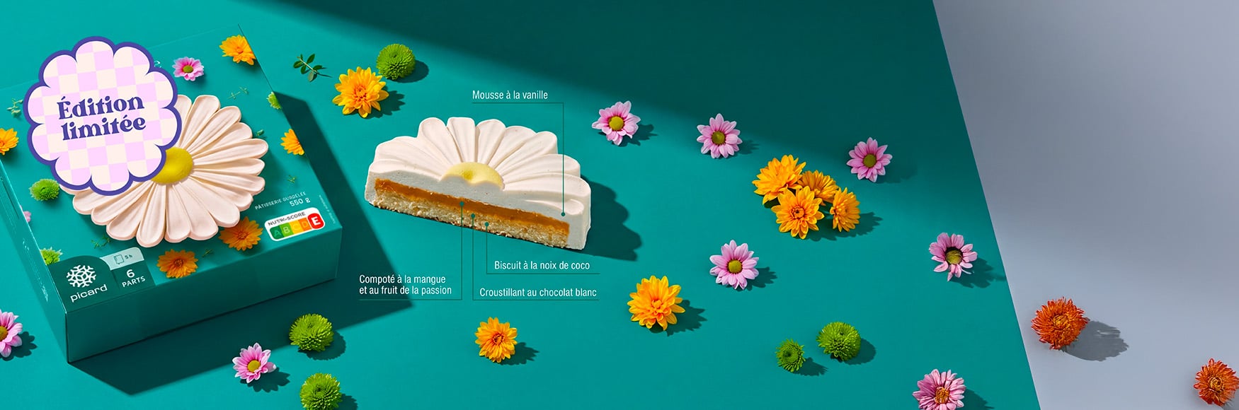 Dessert en forme de marguerite pos&eacute; sur un fond vert, avec une part coup&eacute;e pr&eacute;sent&eacute;e de profil et la mention &ldquo;&Eacute;dition limit&eacute;e&rdquo;.