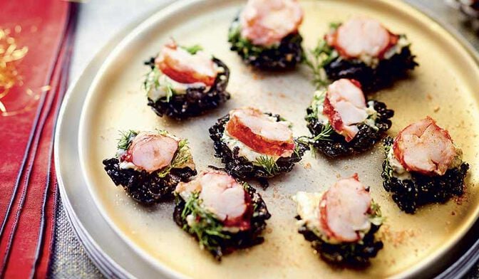 Bouchées de homard et risotto à l’encre de seiche