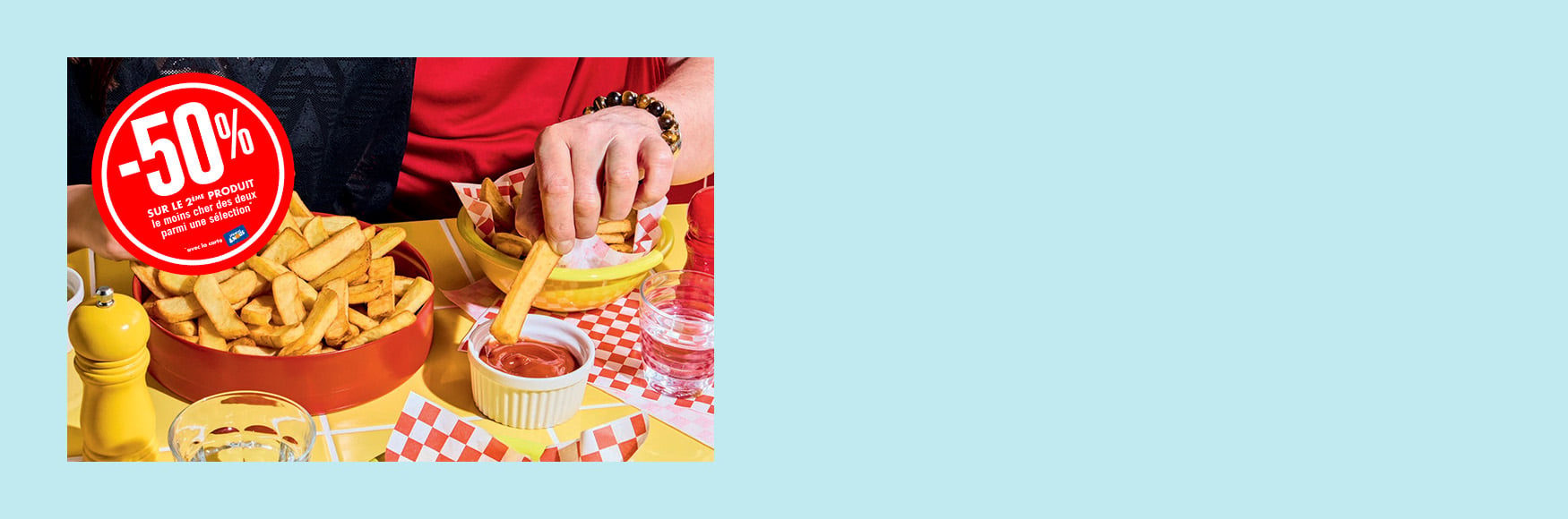 Bol de frites XL Picard croustillantes avec sauce, main en train de tremper une frite, entour&eacute; d&rsquo;un second bol de frites, ambiance ap&eacute;ritif convivial avec pastille promotionnelle &laquo; -50% &raquo;
