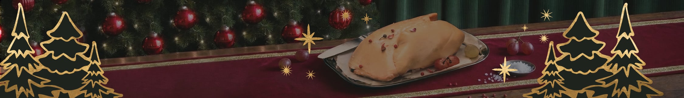 Foie gras entier pr&eacute;sent&eacute; avec du gros sel et des baies roses, dans un d&eacute;cor de No&euml;l