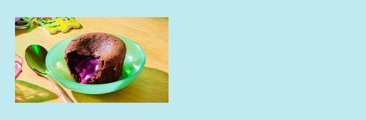 Visuel pr&eacute;sentant le Moelleux cacao c&oelig;ur coulant Ube sur un bol vert