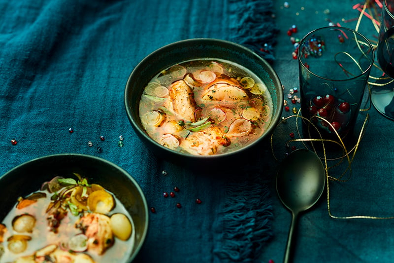 Queue de langouste bouillon epicée à la citronnelle