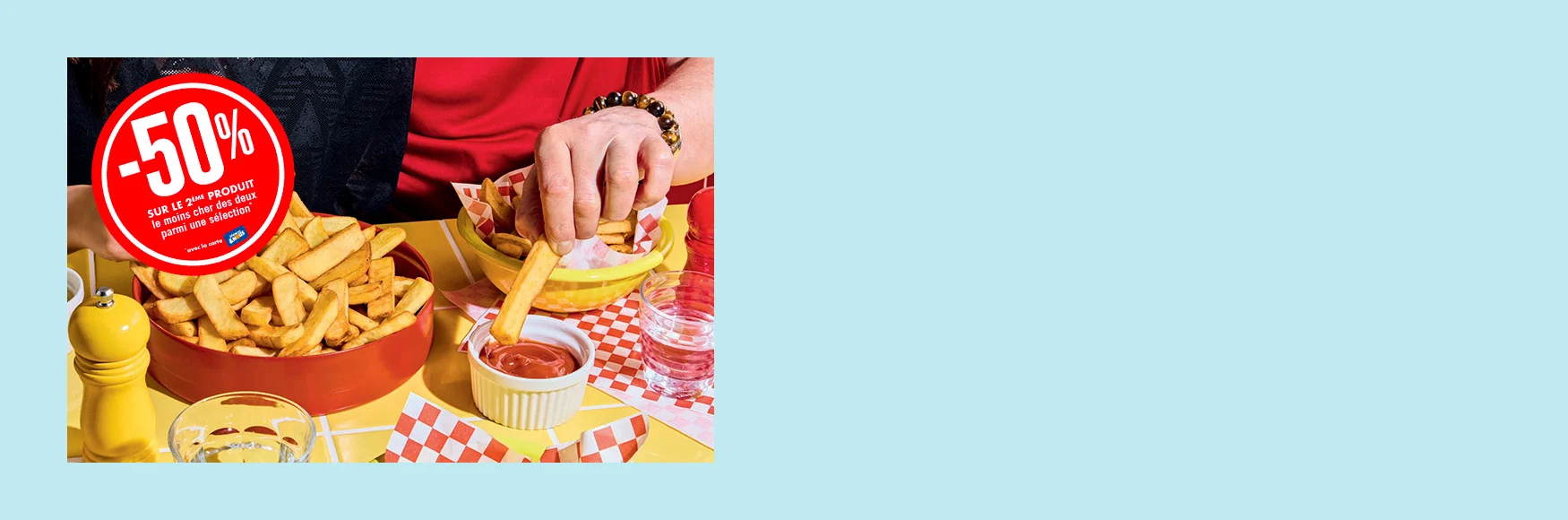 Bol de frites XL Picard croustillantes avec sauce, main en train de tremper une frite, entour&eacute; d&rsquo;un second bol de frites, ambiance ap&eacute;ritif convivial avec pastille promotionnelle &laquo; -50% &raquo;