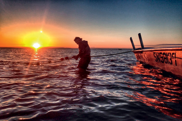 pêche en alaska au coucher du soleil