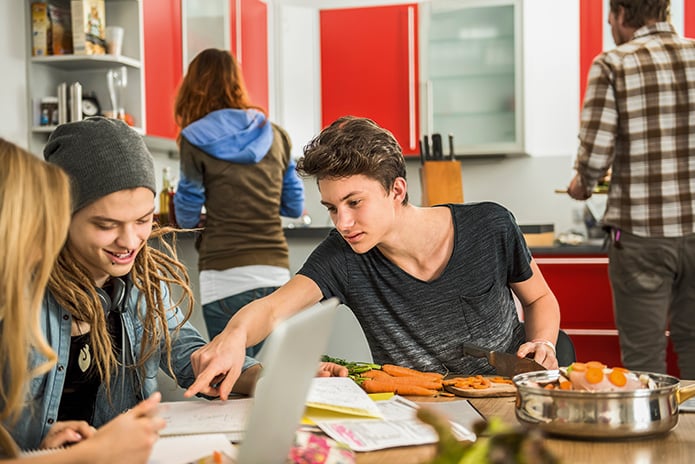 etudiant revise en cuisine