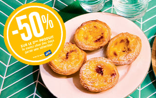 Assiette de past&eacute;is de nata Picard, petits flans portugais dor&eacute;s et croustillants saupoudr&eacute;s de sucre, pr&eacute;sent&eacute;s pour un dessert, avec offre promotionnelle &laquo; -50% &raquo;