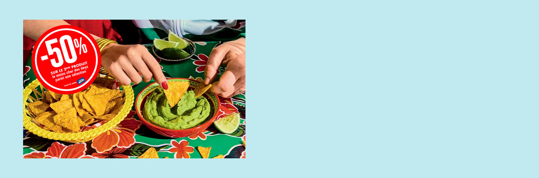 Bol de guacamole Picard entour&eacute; de tortilla chips et quartiers de citron vert, mains en train de tremper une chips, ambiance ap&eacute;ro conviviale avec offre promotionnelle &laquo; -50% &raquo; affich&eacute;e sur le 2&egrave;me produit le moins cher