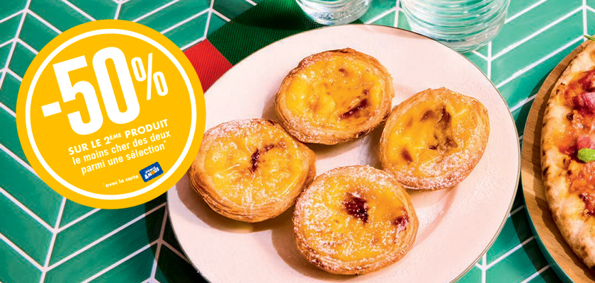Assiette de past&eacute;is de nata Picard, petits flans portugais dor&eacute;s et croustillants saupoudr&eacute;s de sucre, pr&eacute;sent&eacute;s pour un dessert, avec offre promotionnelle &laquo; -50% &raquo;