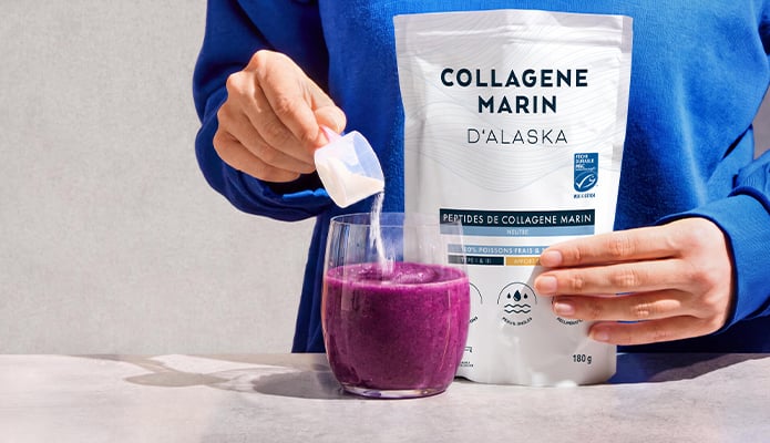 visuel du collagene marin dans un sachet et versé dans un verre de smoothie